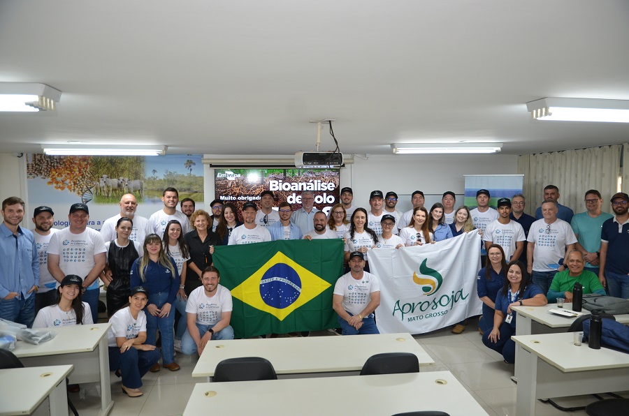 Academia de Liderança da Aprosoja MT conhece tecnologias e homenageia Embrapa